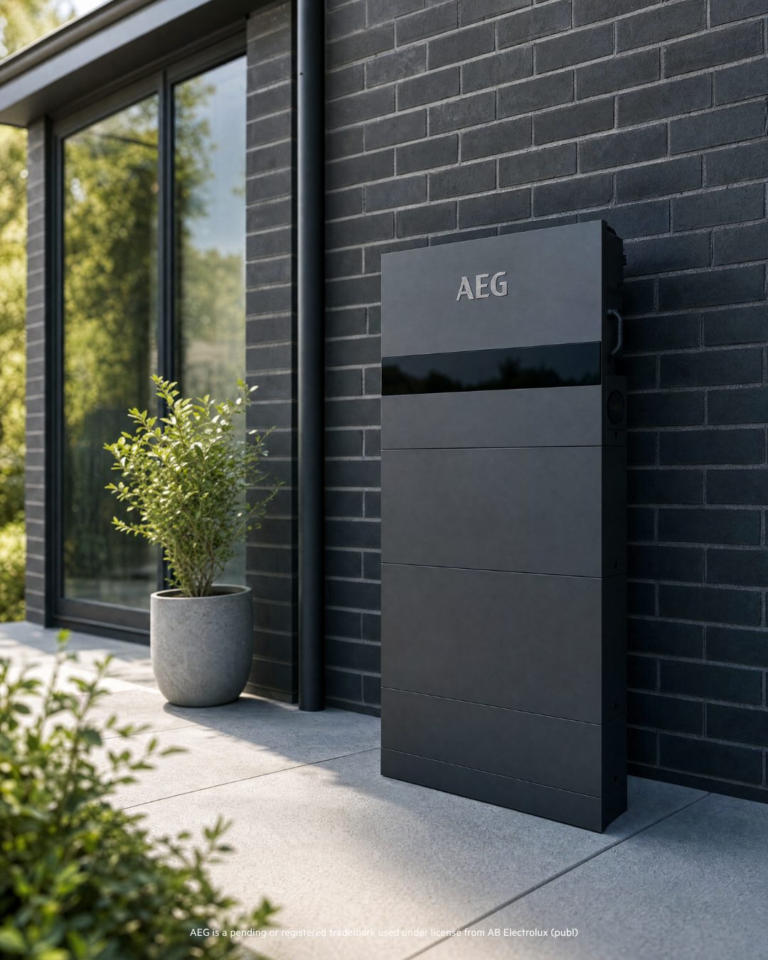 AEG EcoHome-batteri monterat på en husfasad
