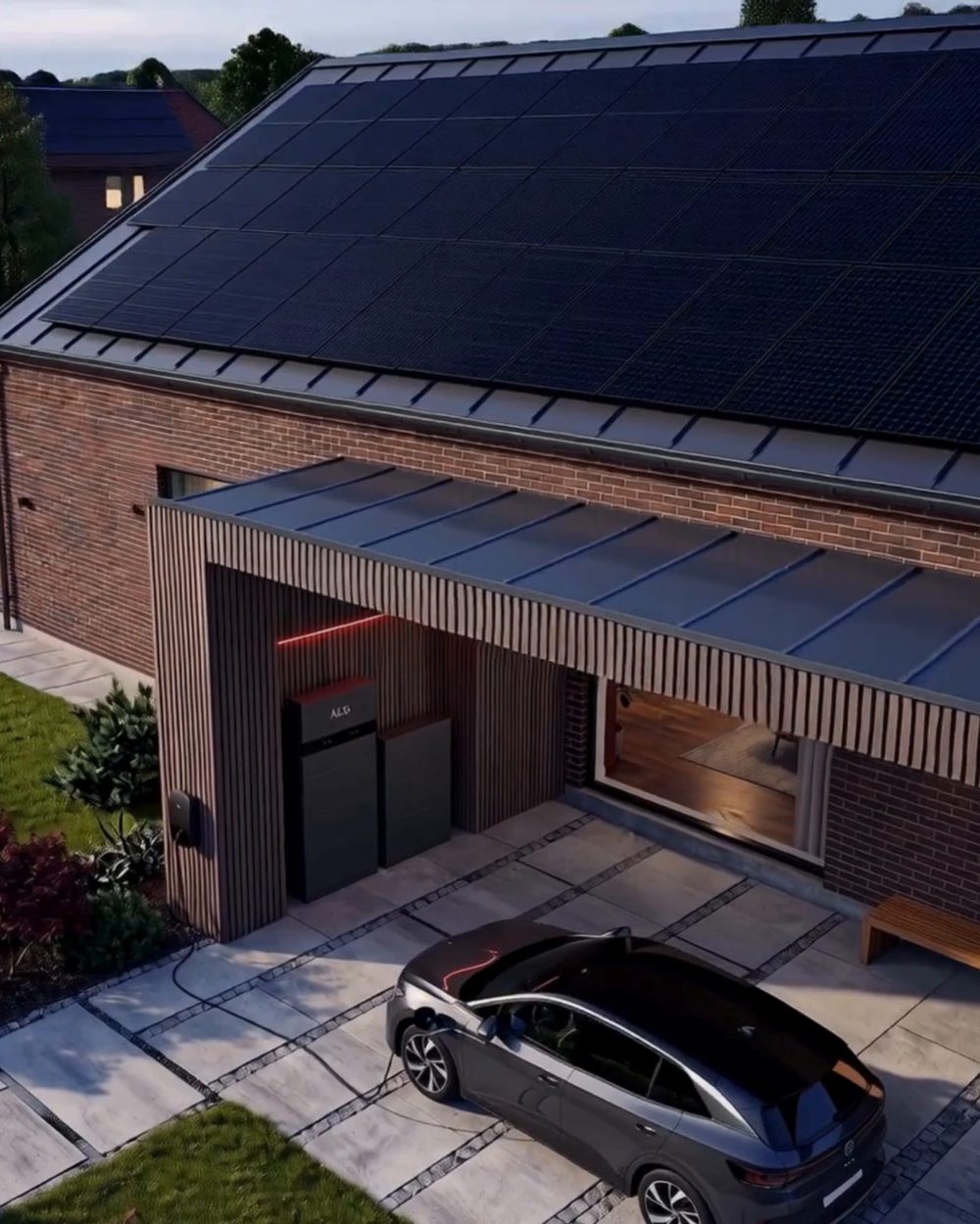 AEG solpaneler monterade på hela taket, med EcoHome-batteri och laddande elbil i bakgrunden